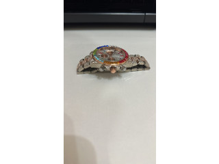 Orologio con quadrante colorato