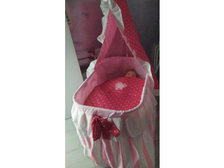 Culla fatta a mano con bambola