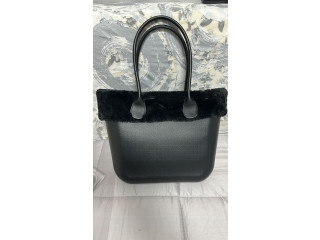 Borsa nera con pelliccia
