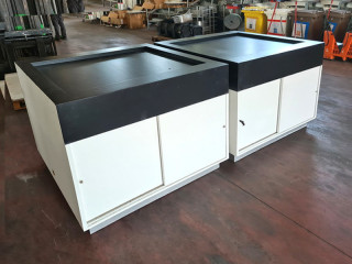 2 MOBILI IN LEGNO PER FIERA USATI